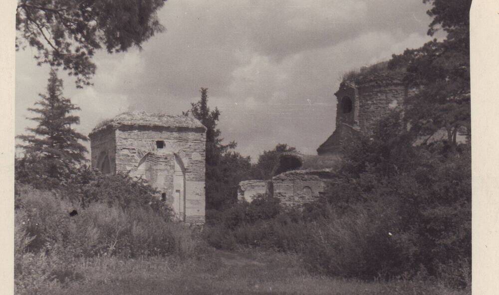 Фото.  Развалины церкви, усадьба Чичериных, село Караул.