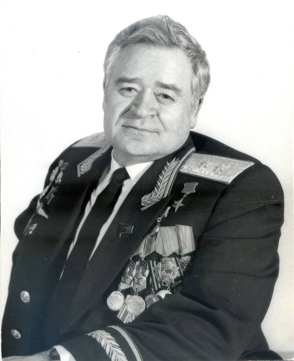 Фотопортрет погрудный анфас. П.С.Плешаков сидит в генеральской форме с наградами на груди 1980-е гг.