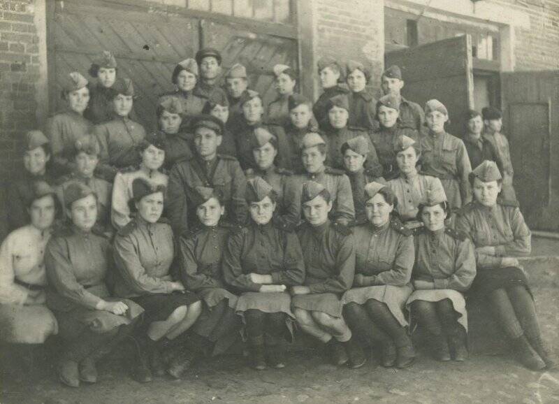 Фото групповое «Девушки нашей части» (в первом ряду слева третья сидит Сычева Т.Г.)