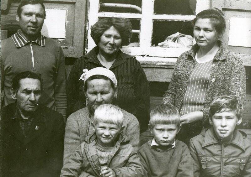 Фотография. Потомки коммунаров. Семья Егорова Вл. Иосифовича (1-ый слева), сына коммунара.
