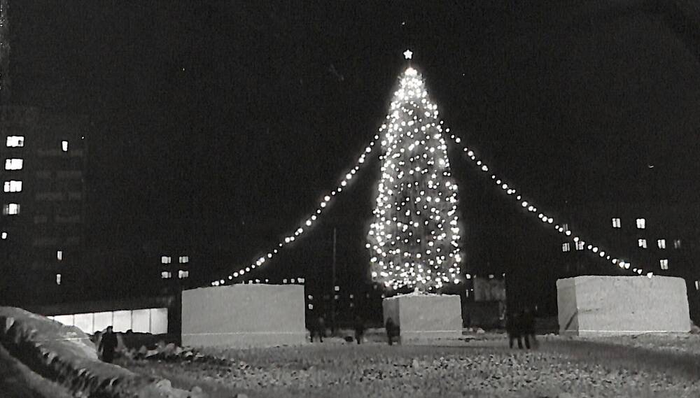 Фотография черно-белая Новый год на площади имени Ленина