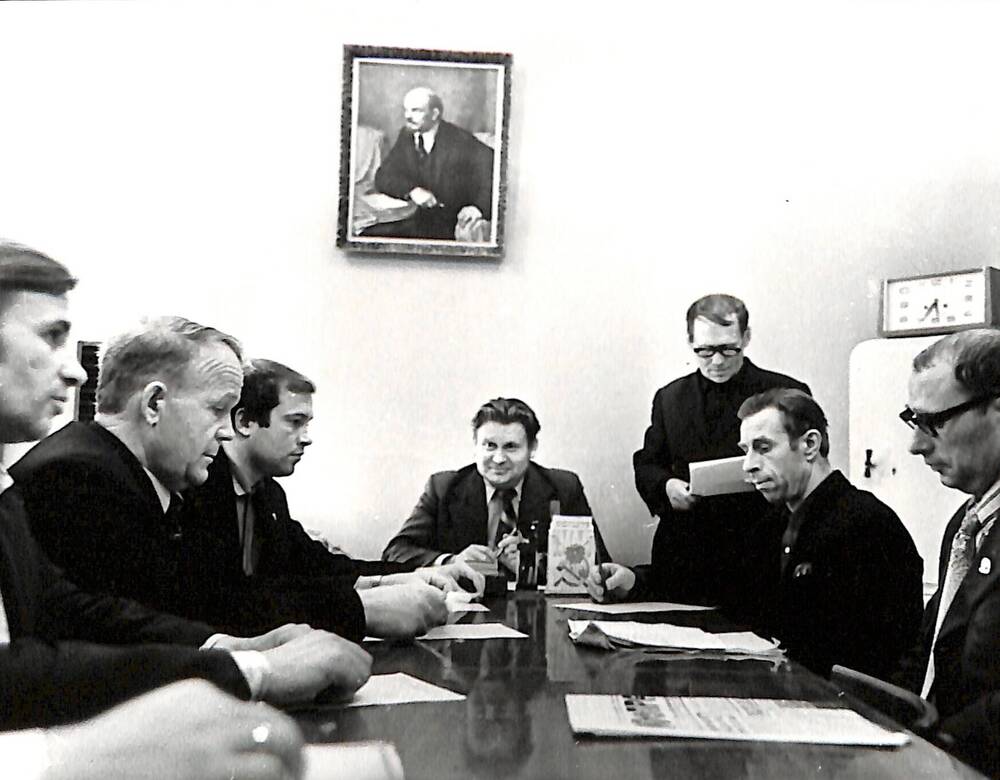 Фотография черно-белая Заседание партийного комитета шахты Восточная