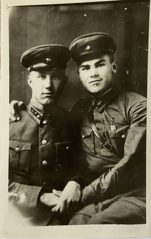 Фотография черно-белая Карпенко Петр Иванович со своим фронтовым другом