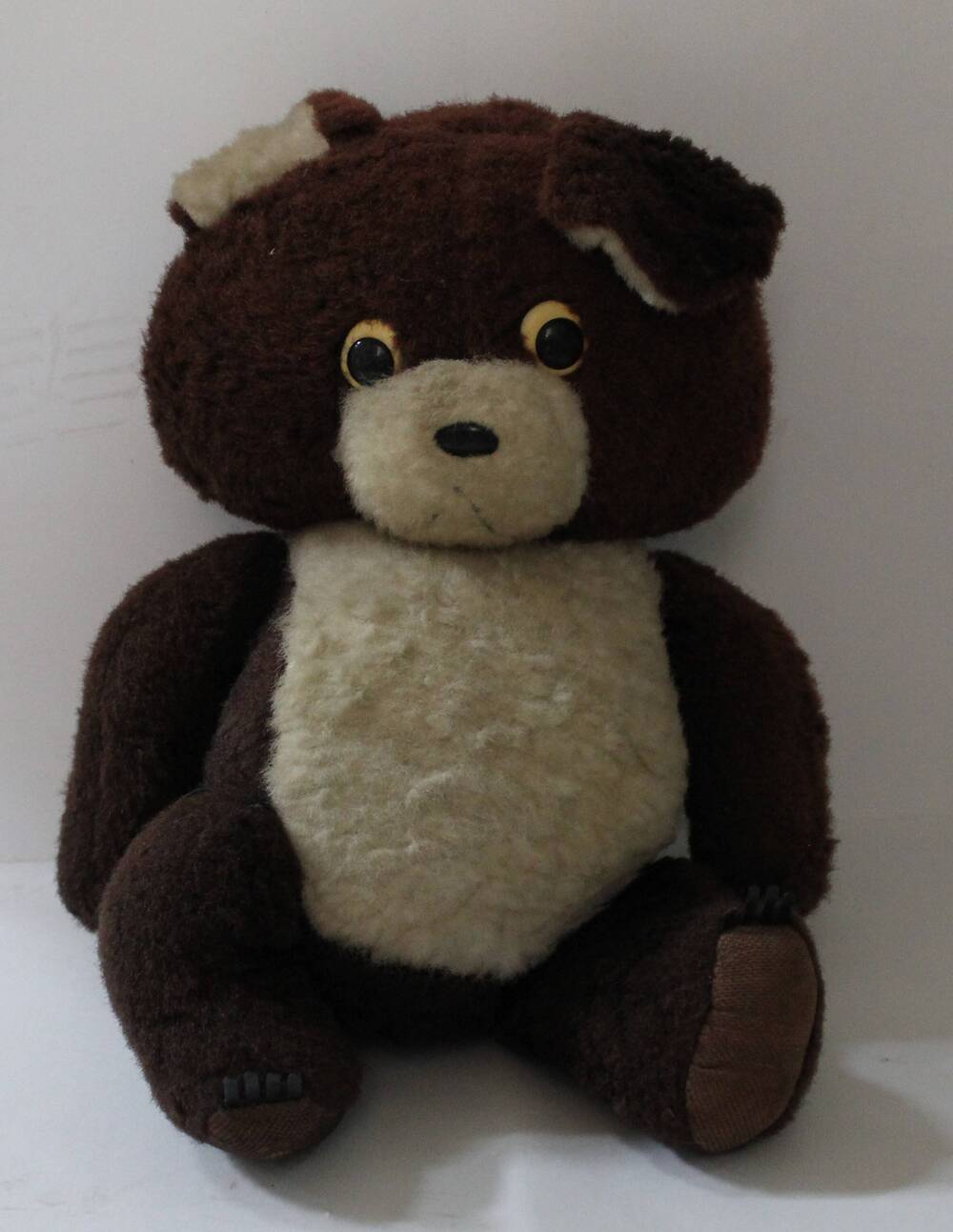 Игрушка детская мягкая - медведь из коричневого искусственного меха. На мордочке, животе - белый мех.