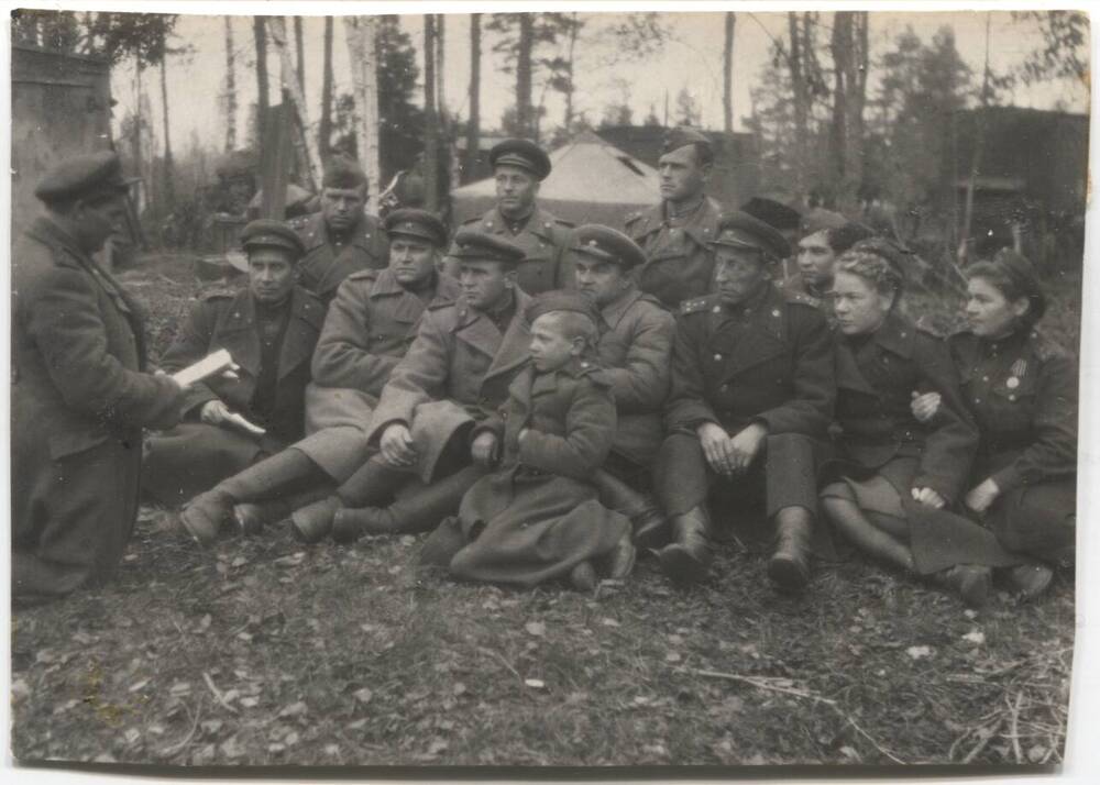 Фотография   Политинформация в батальоне, где служил Руденко. Проводит замполит Колпаков.