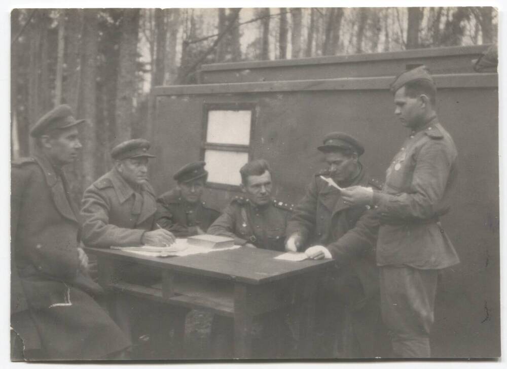 Фотография. Заседание партбюро батальона.