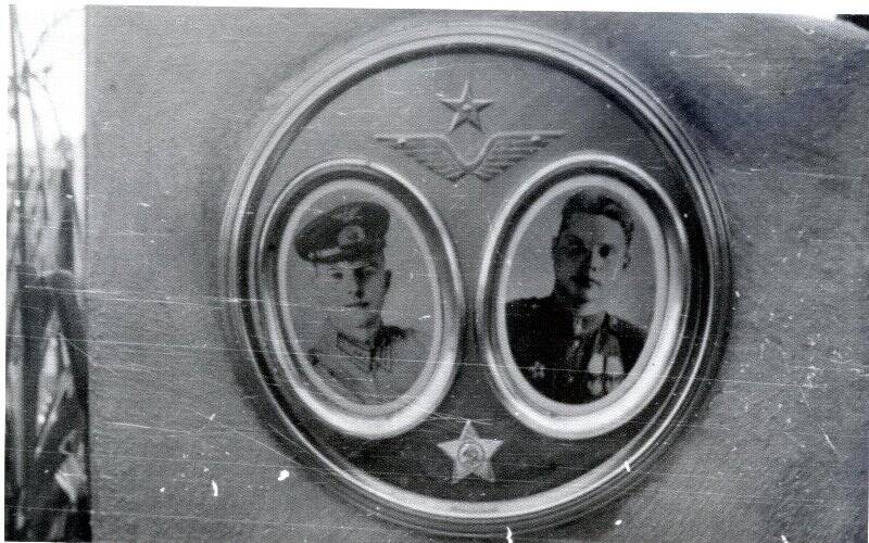 Фотография  Фото лётчиков  Тараканова Н.М.  и  Гавриленко  П.Е. на памятнике на месте захоронения в деревне Тропино