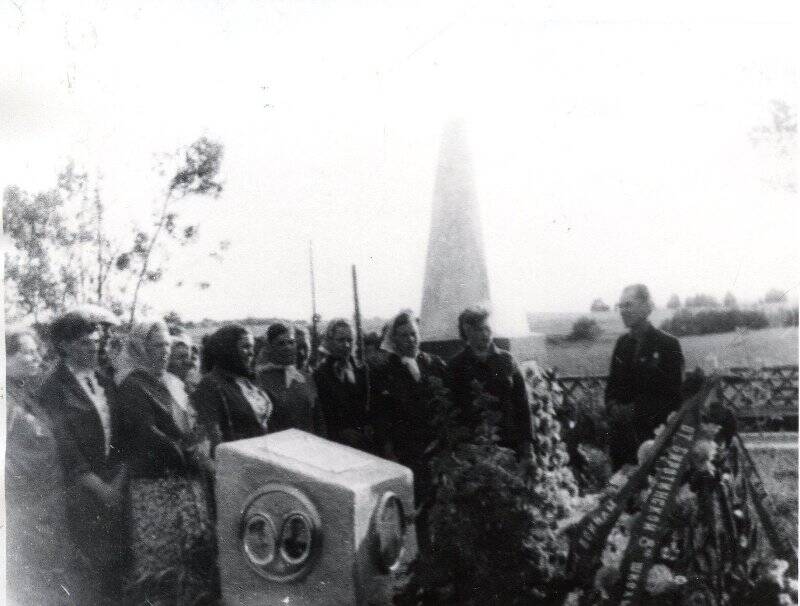 Фотография Братская могила в деревне Тропино Сиротского района Витебской области, где похоронен лётчик 949 штурмового авиационного полка Гавриленко Павел Егорович.