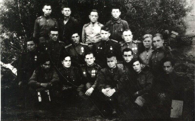 Фотография Офицеры 723 штурмового авиационного полка. (Жиленков - в центре).