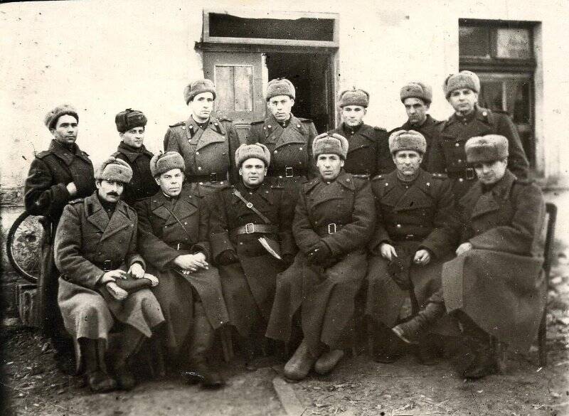 Фотография Совещание политработников  107 гаубичной  арт. бригады большой мощности по вопросу об отношении советских воинов к немецкому населению.