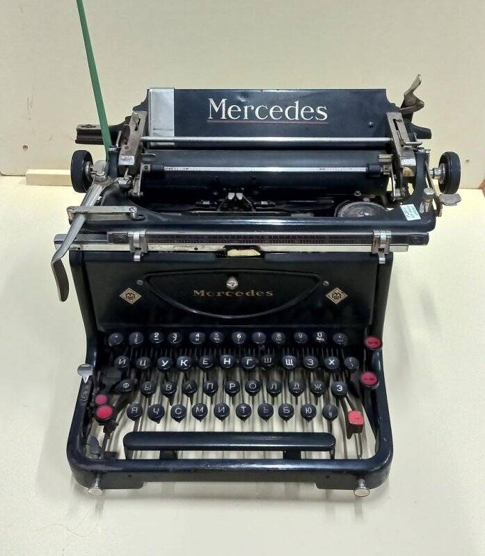 Машина пишущая механическая фирмы «Mersedes».