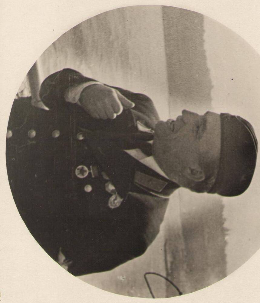 В.П. Чкалов в военной форме и пилотке на борту парохода. Фото - портрет погрудный, профиль справа.