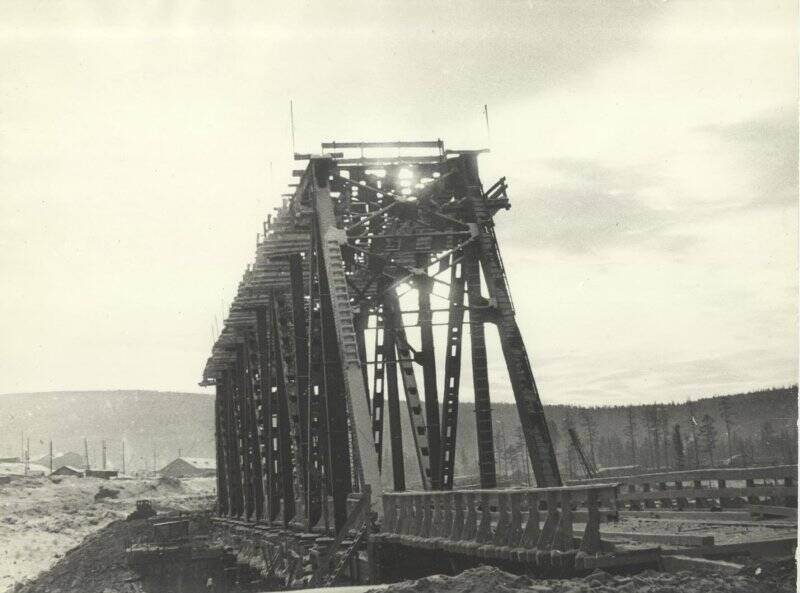 Фотография черно-белая. Строительство БАМа. Поселок Звездный. Мост через реку Таюру.