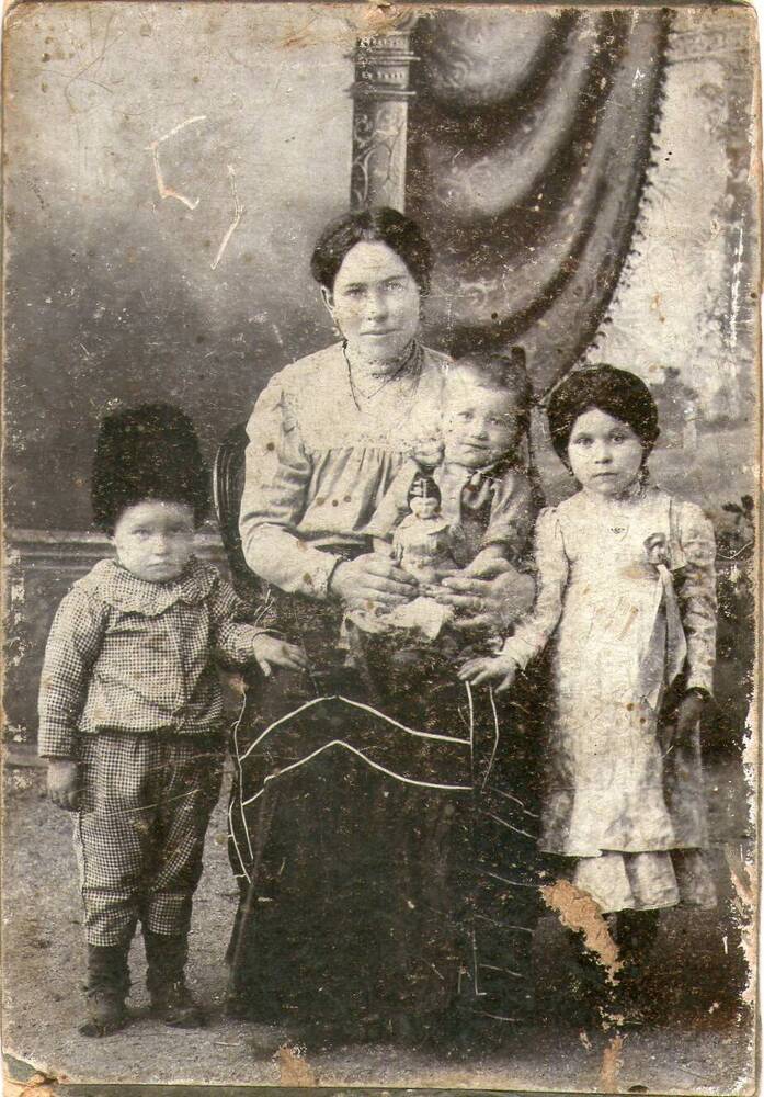 Фотография черно-белая. Зюско М. с детьми