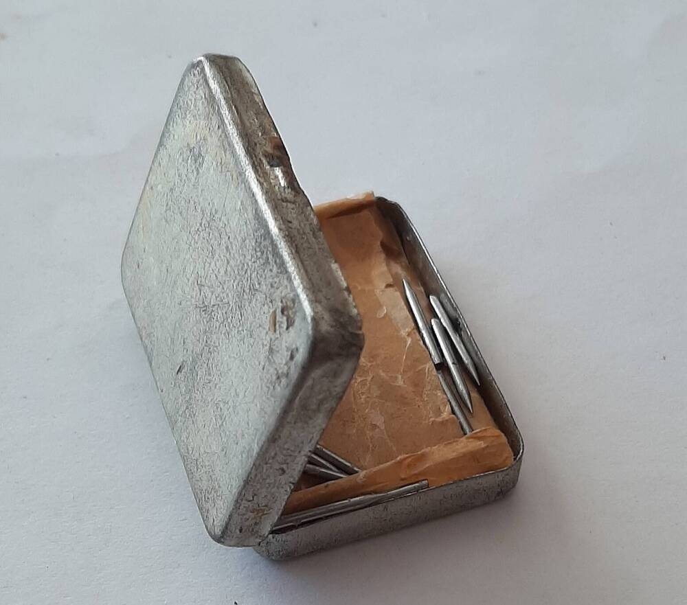 коробка металлическая для хранения патефонных иголок