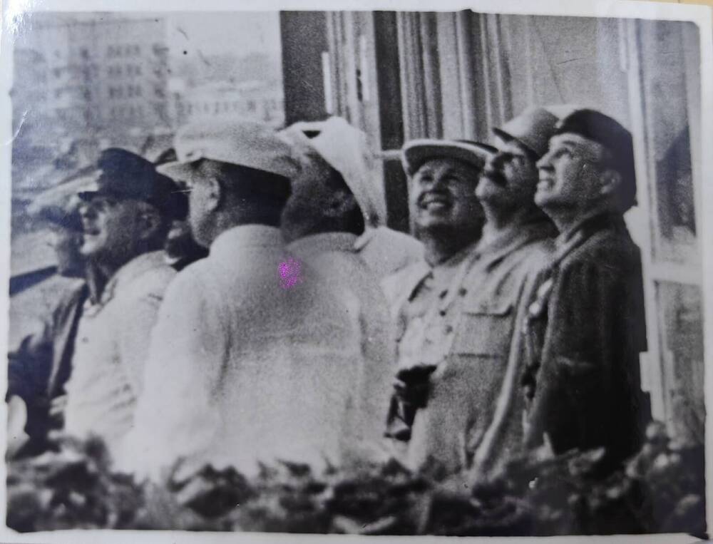 Отпечаток. В.П.Чкалов с И.В.Сталиным и другими членами правительства на трибуне Тушинского аэродрома в день авиации, 18.08.1938 г.