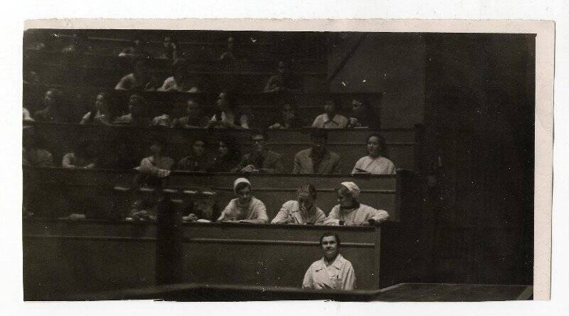 Фото. Е.Г.Гурова (в нижнем ряду) в учебной аудитории. На обороте надпись карандашом: «Декан вечернего факультета Е.Г.Гурова перед первой лекцией». 1960-1961гг.
