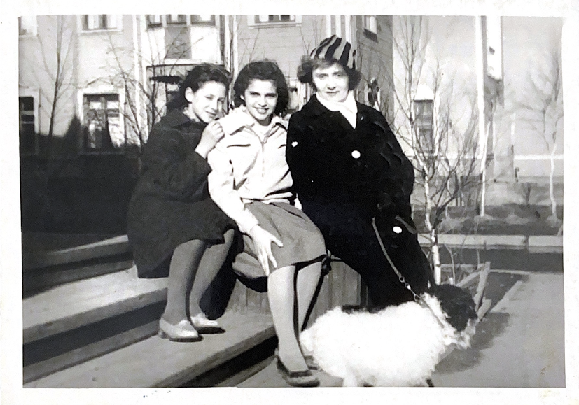 Фотография черно-белая, любительская Вераксо Тамара Владимировна с собачкой и двумя девочками