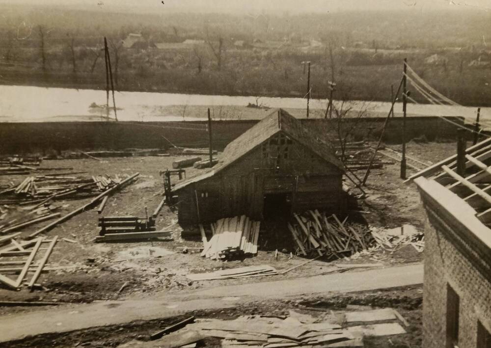 Черно-белое фото: хозяйственный двор после наводнения