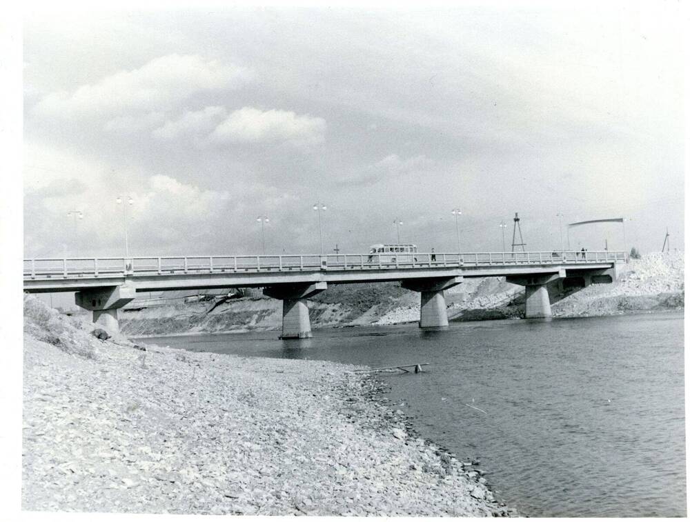 Фото ч/б Старый мост через реку Ухта