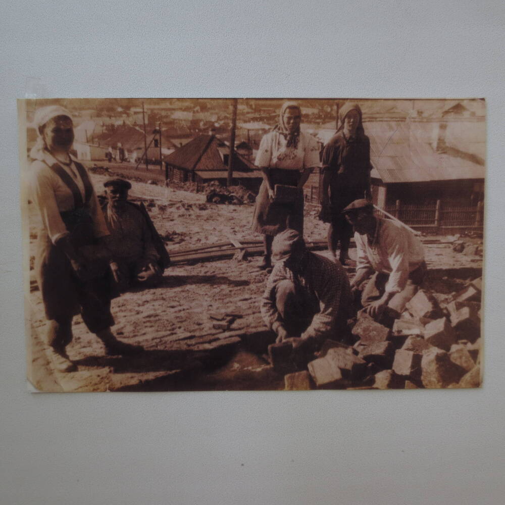 Фотография. Мостовщики, 1947 (1950), Урал, шахта 2 капитальная, г. Половинка.