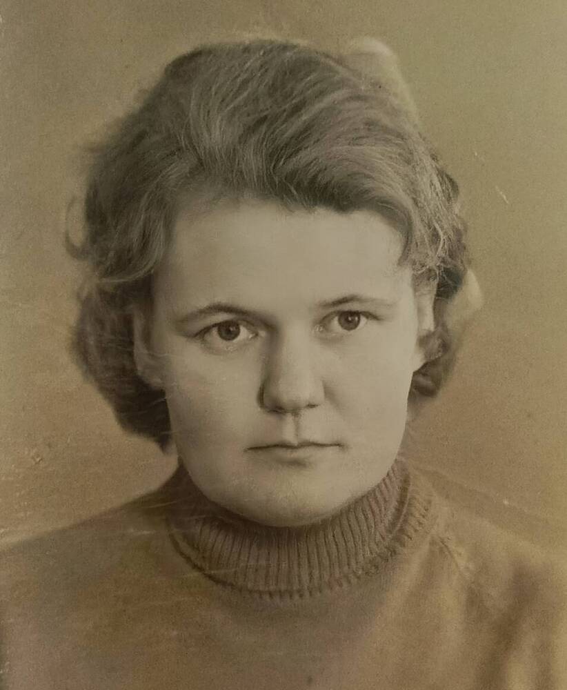 Черно-белое фото: Абрамовская Нина Елизаровна – оператор паровых котлов с 1973 года.