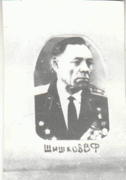 Фото ч/б, глянцевое, портрет  погрудный – гвардии сержант Шишков Виктор Фёдорович – герой СССР.