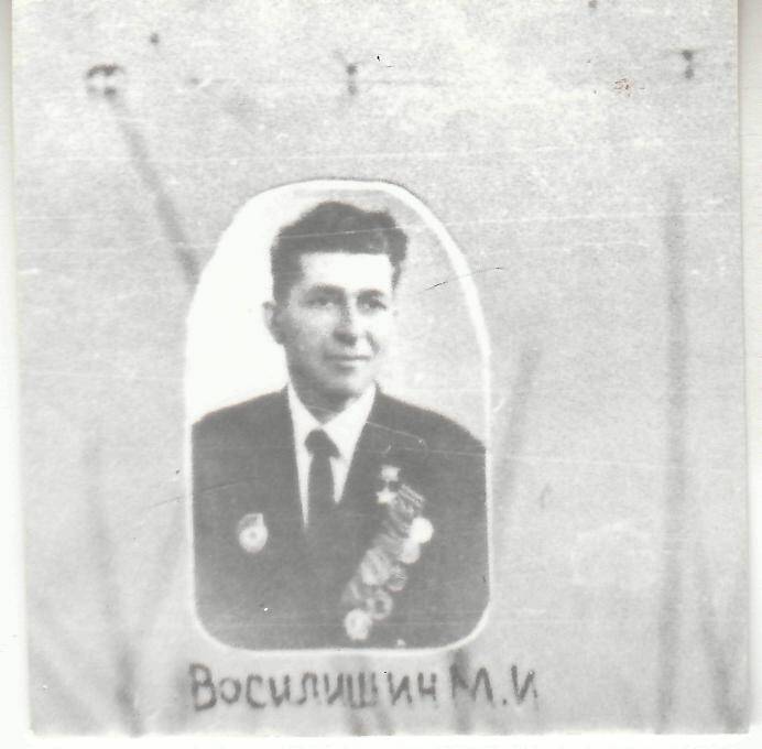 Фото ч/б, глянцевое, портрет  погрудный – гвардии рядовой Василишин Михаил Иванович – командир пулемётного расчёта, герой СССР.