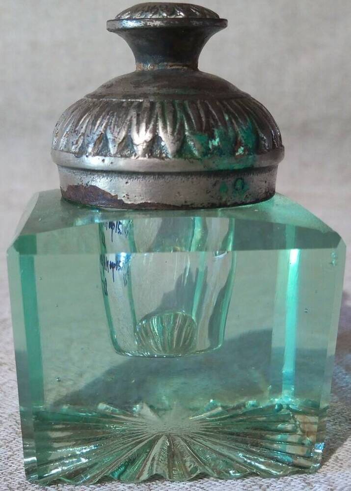 Чернильница стеклянная  из чернильного прибора.