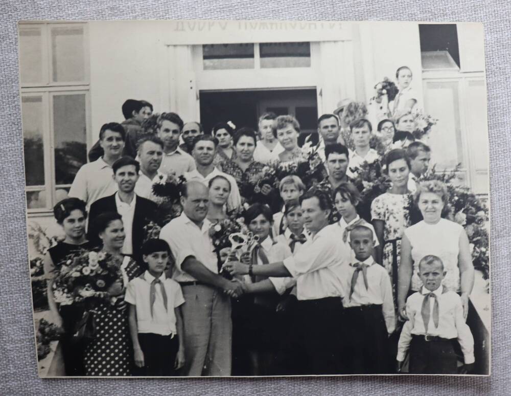 Фотография. Открытие новой школы №6 в г. Туапсе, 1 сентября 1965г. Фото Данилова В.М.