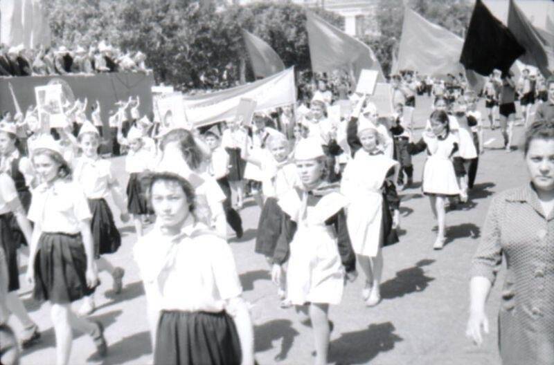 Парад, посвященный 40-летию пионерской организации имени В.И. Ленина, негатив