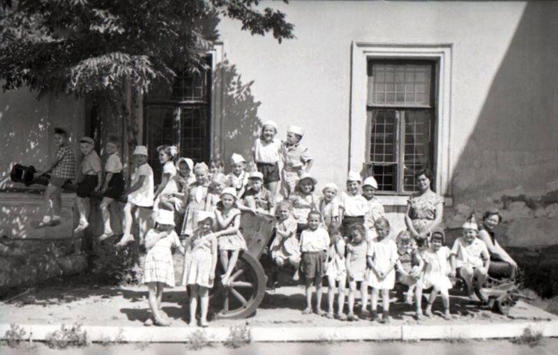 Группа детей во дворе Омского областного краеведческого музея, негатив