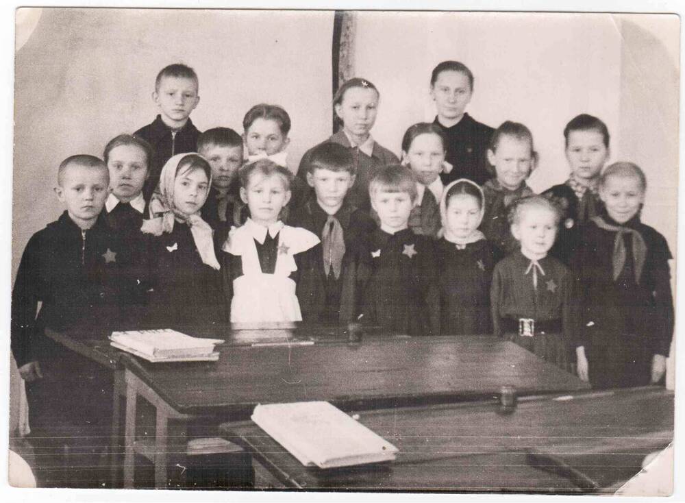 Групповое фото, отличники учёбы Афанасьевской школы.