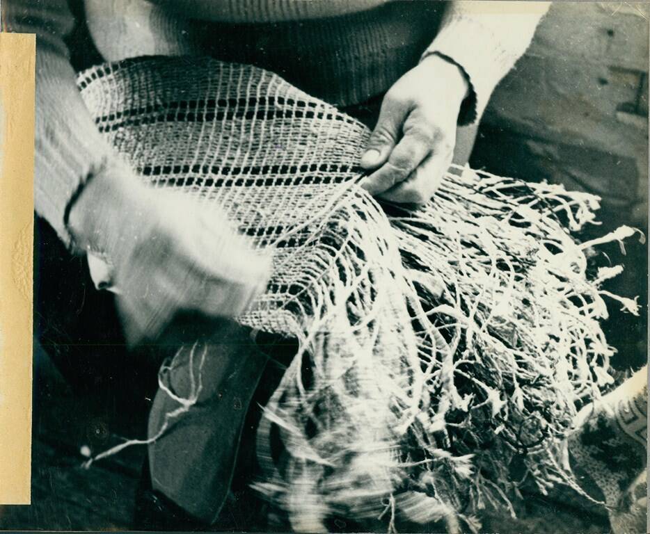 Фотография черно-белая  № 7 из фотоальбома «Плетение сумок у коряков»