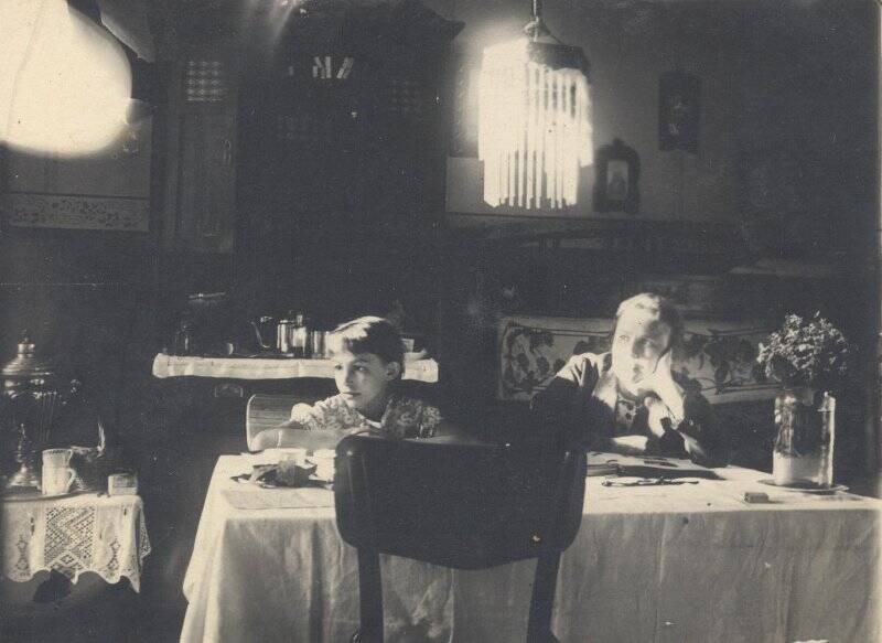 Девочка и женщина в комнате, сидят за столом. слева на столике самовар. 27.05.1938, из коллекции типологических фотографий 1938 года