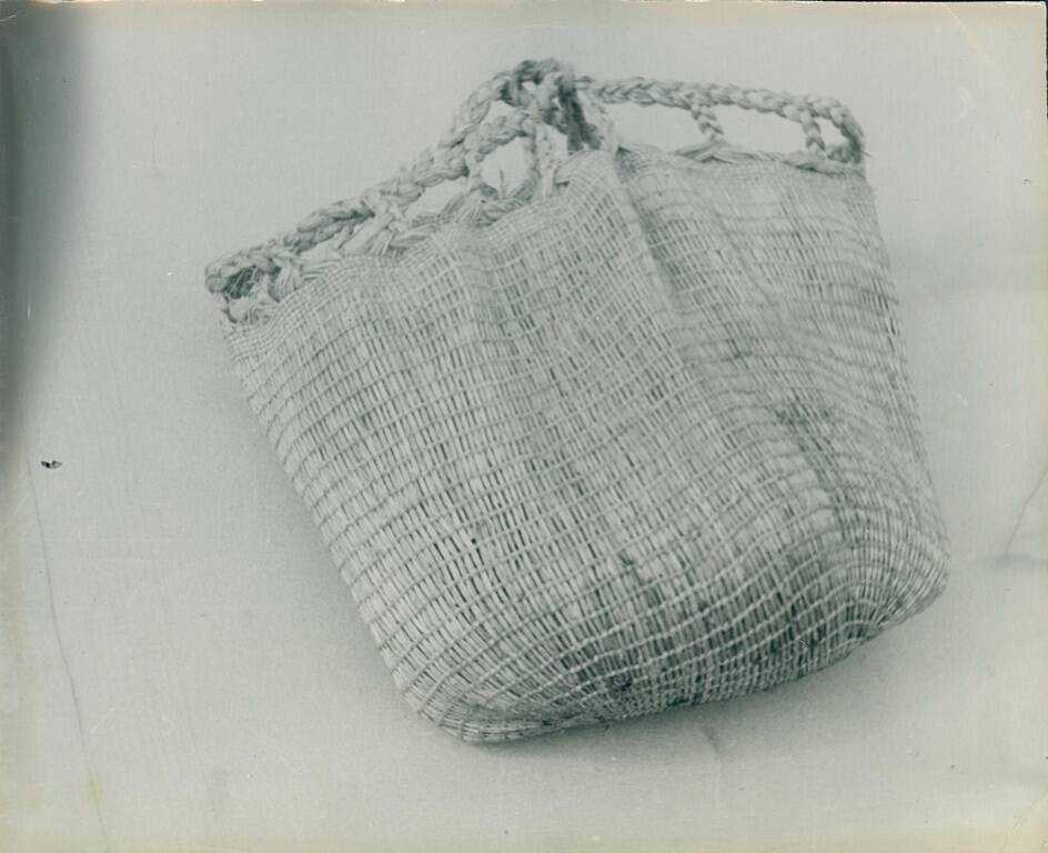 Фотография черно-белая  № 10 из фотоальбома «Плетение сумок у коряков»