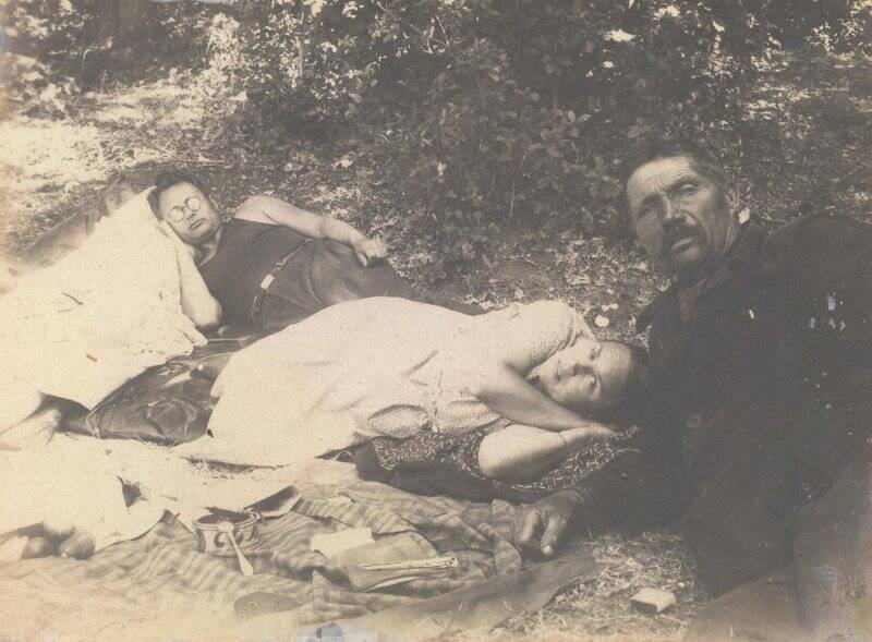 Летний отдых. Двое мужчин и женщина лежат на траве. 12.07.1938, из коллекции типологических фотографий 1938 года