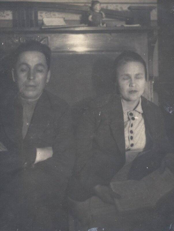 Мужчина и женщина на диване. 04.1938, из коллекции типологических фотографий 1938 года