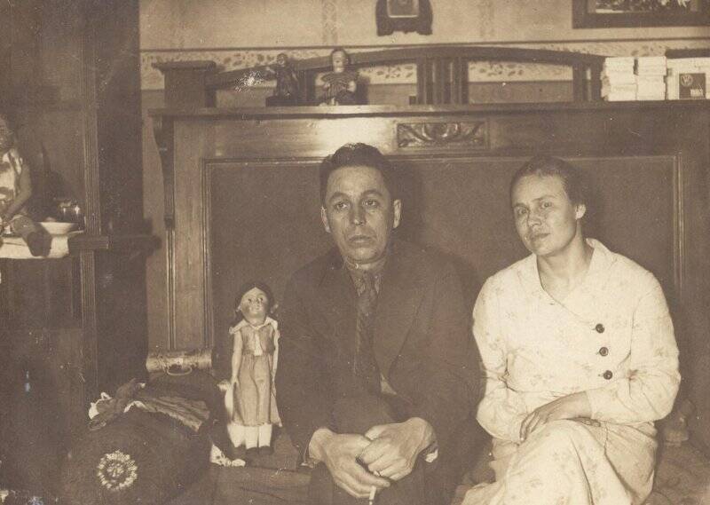 Мужчина и женщина на диване. 04.1938, из коллекции типологических фотографий 1938 года