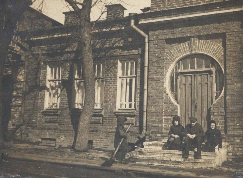 На улице Пензы. (дети на крыльце кирпичного дома) 04.1938, из коллекции типологических фотографий 1938 года