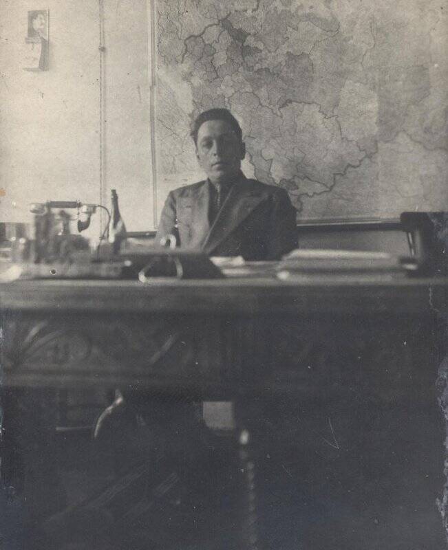 Неизвестный в кабинете на фоне карты СССР  13. 04.1938, из коллекции типологических фотографий 1938 года
