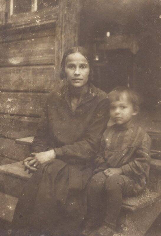Женщина и девочка на крыльце деревянного дома.   08.1929, из коллекции типологических фотографий 1938 года