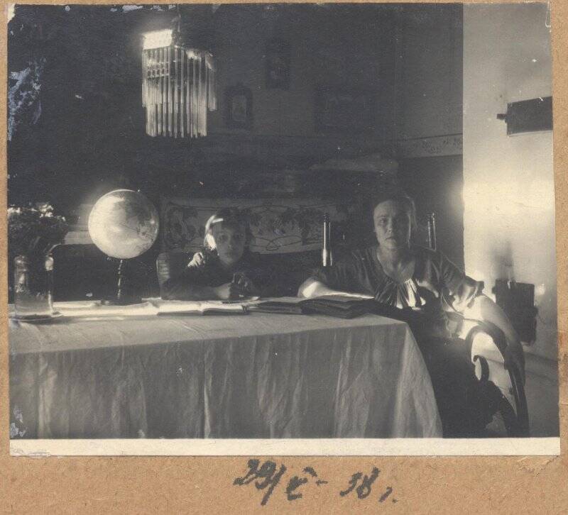 Женщина и девочка в комнате, сидят за столом. 29.05.1938, из коллекции типологических фотографий 1938 года