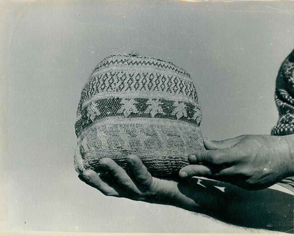 Фотография черно-белая  № 12 из фотоальбома «Плетение сумок у коряков»