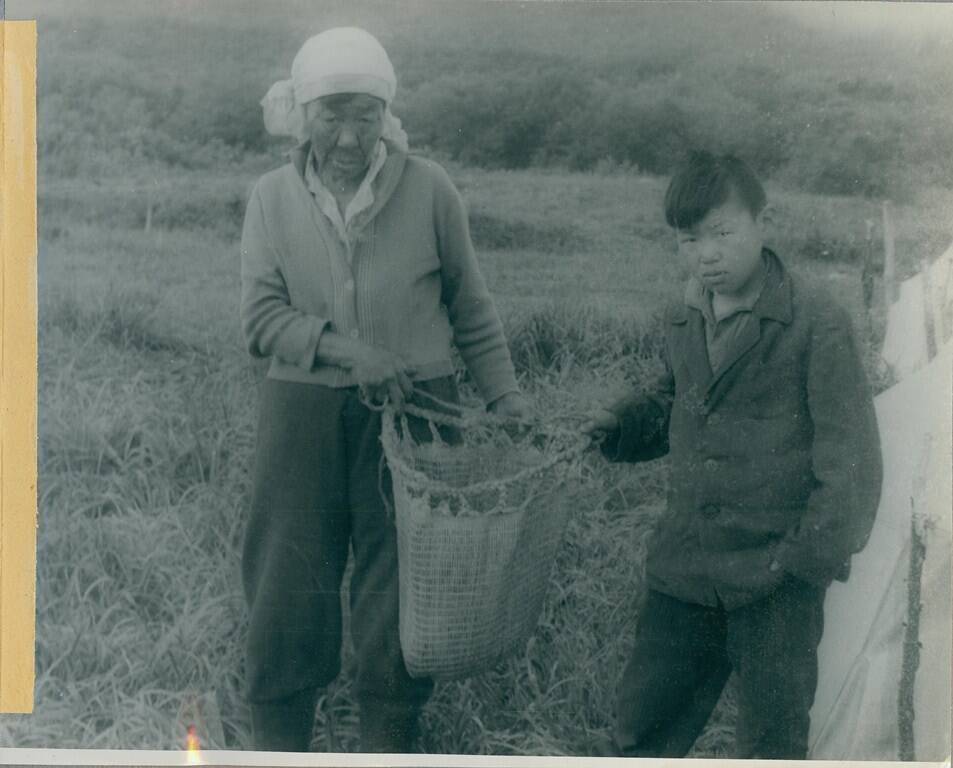 Фотография черно-белая № 18 из фотоальбома «Плетение сумок у коряков»