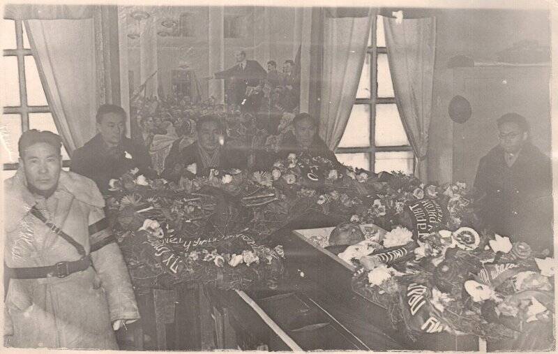 Фотография групповая. Похороны Героя Труда, краеведа П.Х. Староватова, 20 ноября 1957 г. На снимке запечатлены всего 5 человек.