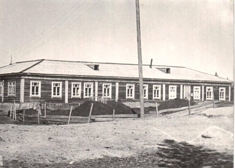 Фотография. Фотография. Здание Вилюйской школы. 1967