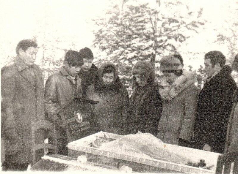 Фотография групповая. Похороны Староватовой Юлии Петровны. За гробом стоят  8 человек.