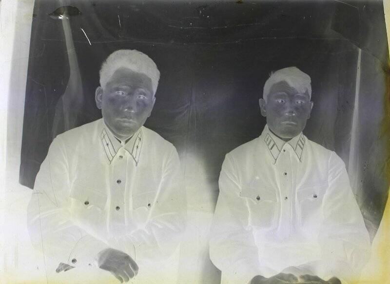 Фотопластинка. Фотопластинка стеклянная с негативным изображением. На фотопластинке изображены 2 мужчин в военной форме.