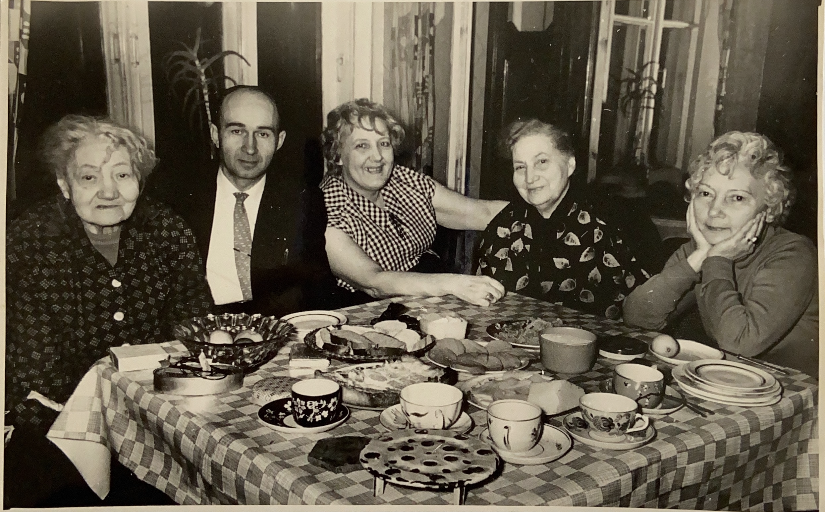 Фотография черно-белая, любительская Групповой снимок Кузнецова Г.Н. с родственниками